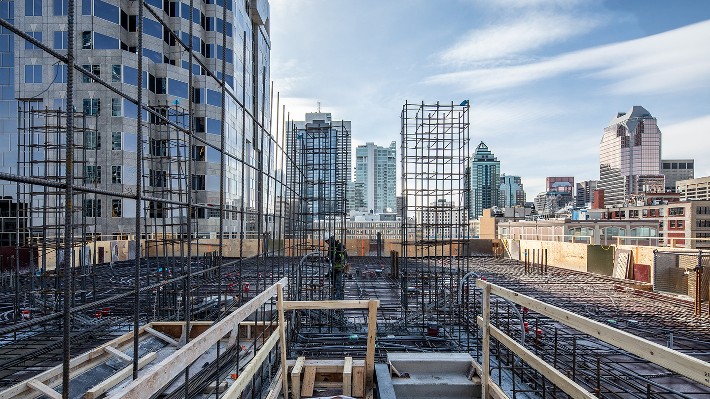 Le 455 René-Lévesque sous le soleil du printemps